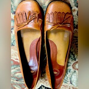 Nuture tan leather tassel loafer size 8m